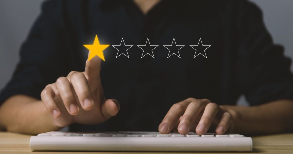 Stratégies de réponse aux faux avis Google
