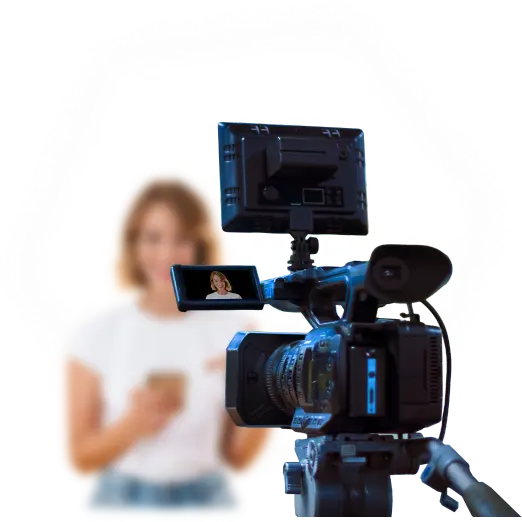 Entrepreneur créant du contenu vidéo pour sa marque et ses réseaux sociaux