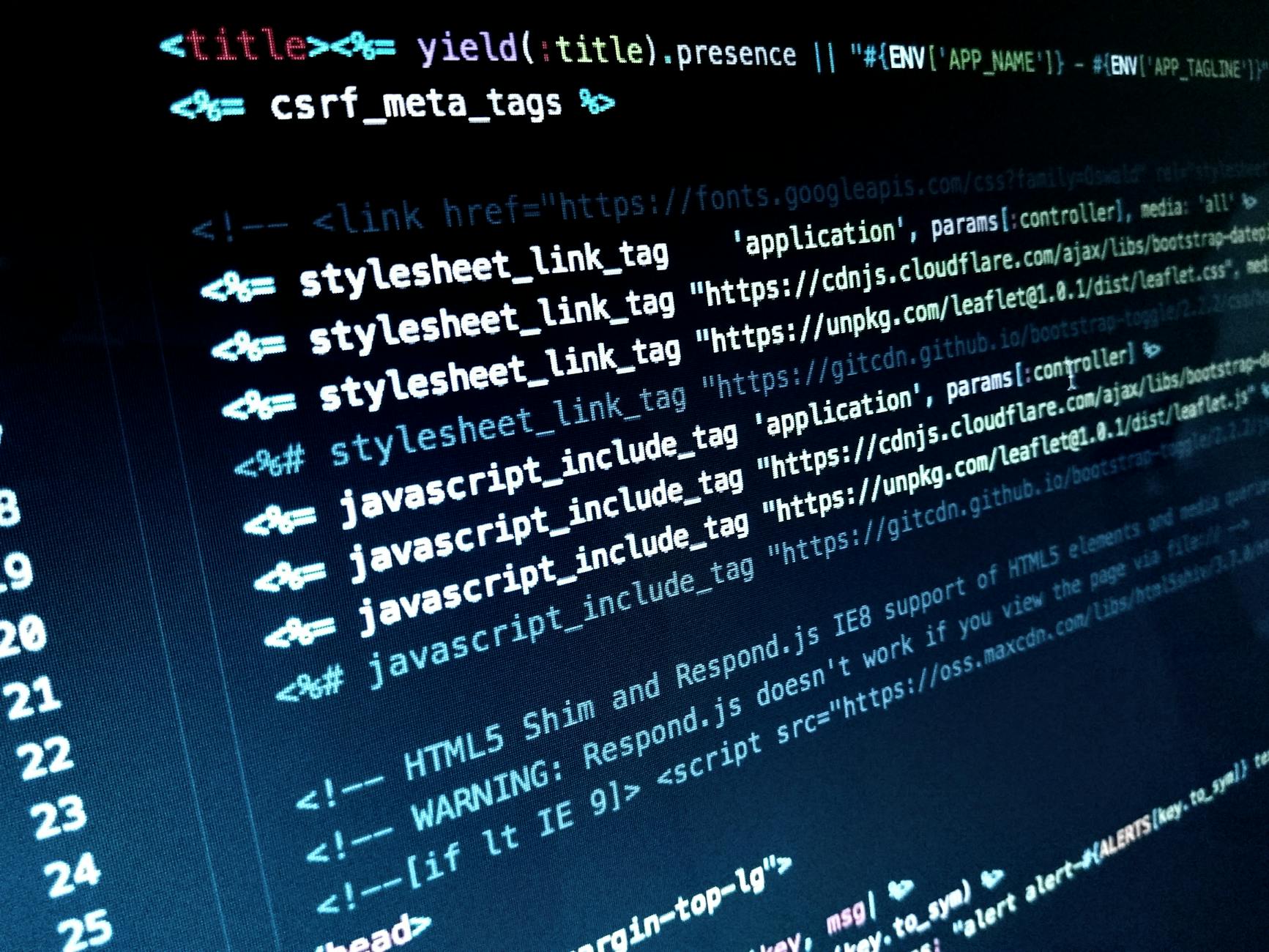 Developpeur web travaillant sur du code JavaScript pour un site optimise SEO