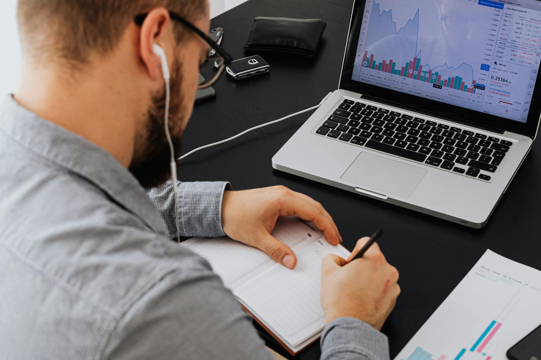 Dirigeant de PME analysant les performances SEO de son site web