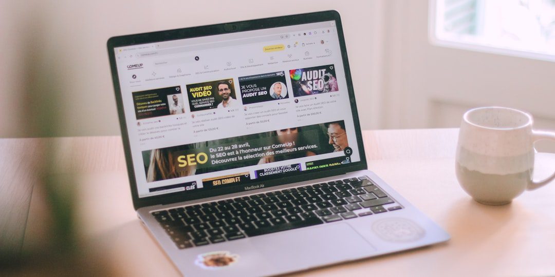 Dirigeant de TPE créant son site internet sur ordinateur portable