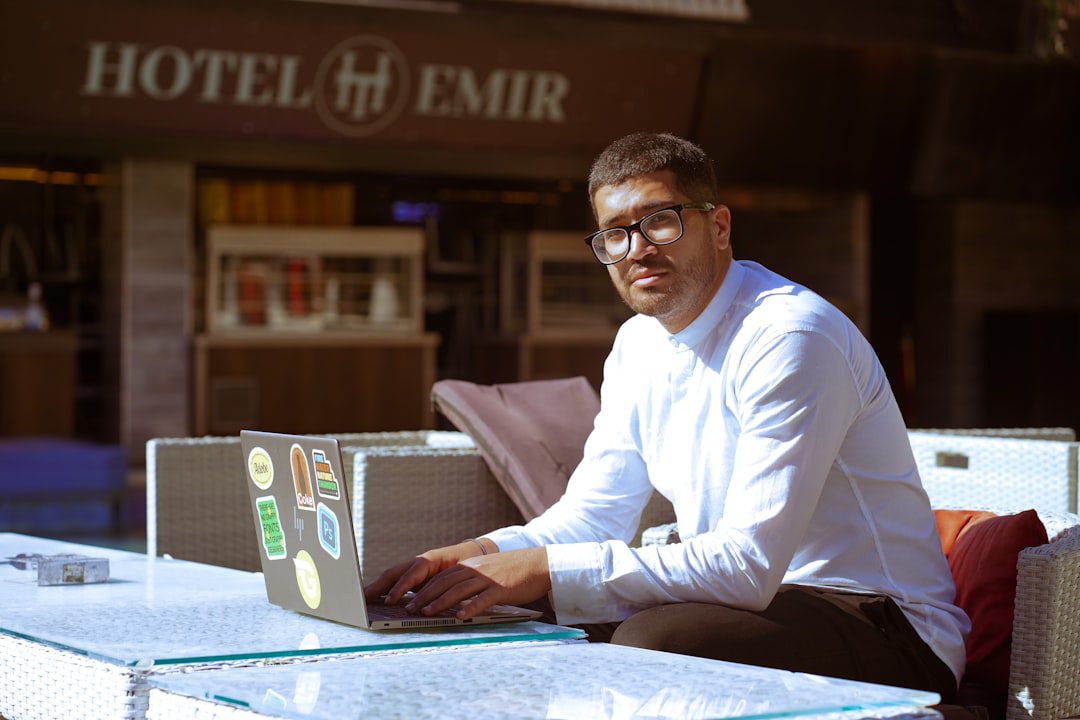 Google AI Mode cite ses propres résultats : 7 impacts concrets pour votre SEO en 2026 2 Dirigeant de PME consultant sa stratégie de visibilité digitale sur ordinateur