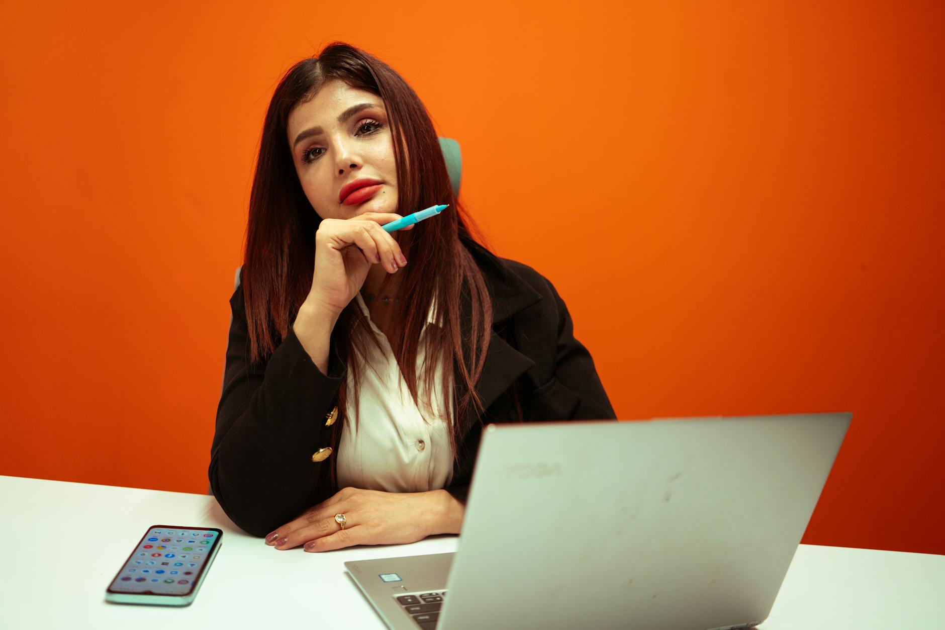 Entrepreneur planifiant sa stratégie digitale et sa veille événementielle depuis son bureau