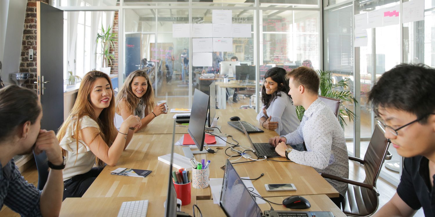 Équipe de développeurs travaillant sur des outils d'intelligence artificielle en bureau