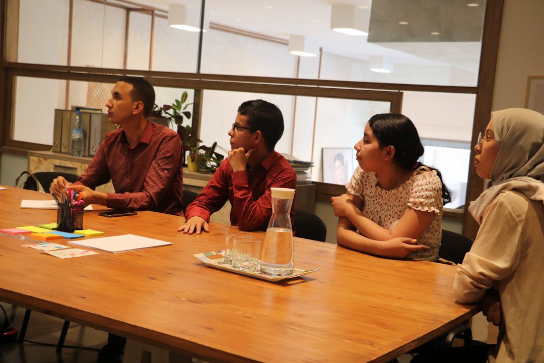 Google AI Mode, Ask Maps et requêtes brandées : 5 changements essentiels pour votre SEO en 2026 4 Équipe de professionnels du marketing digital en réunion stratégique autour d'écrans