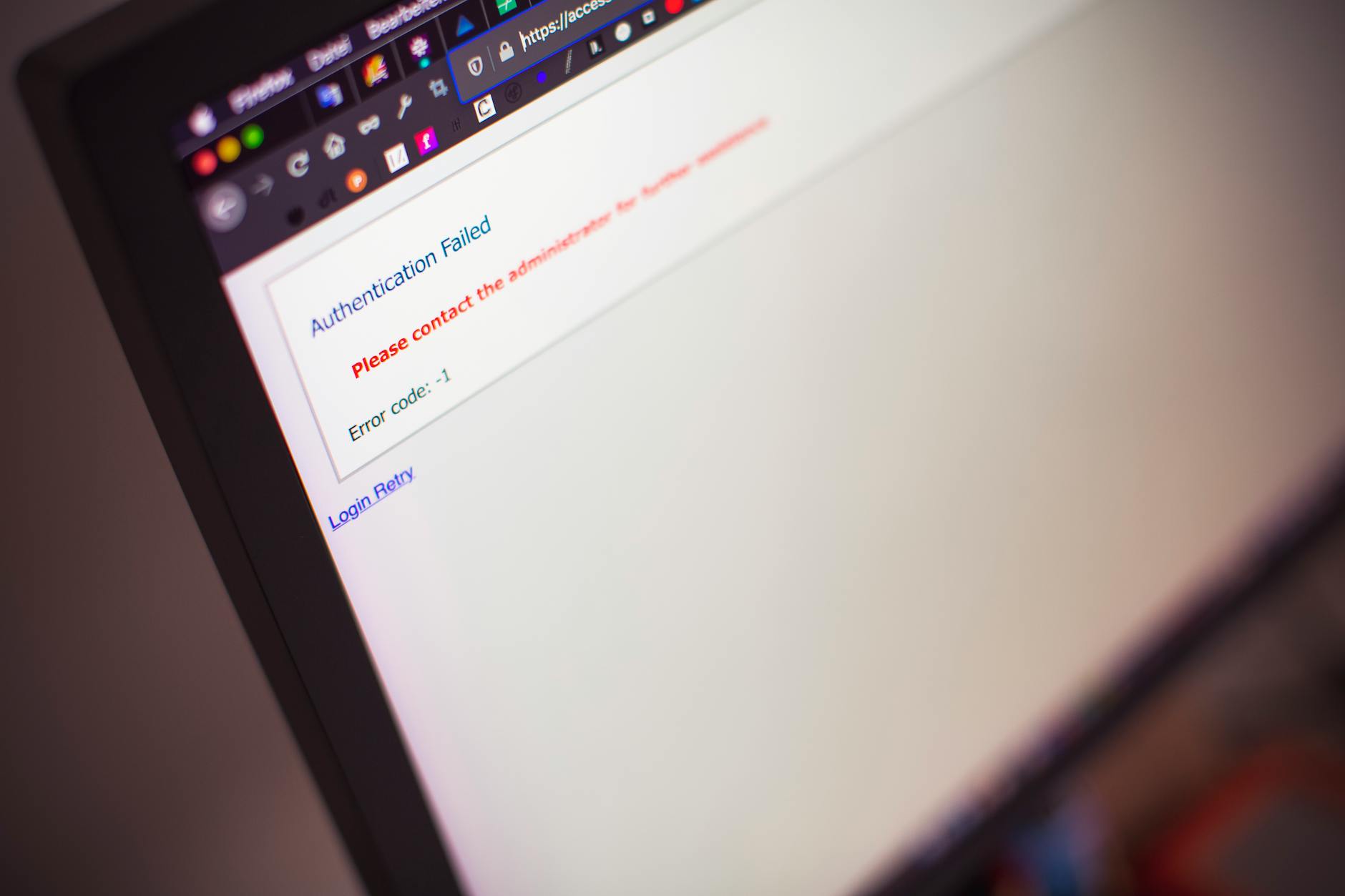 Professionnelle vérifiant un contrat marketing pour éviter les erreurs juridiques