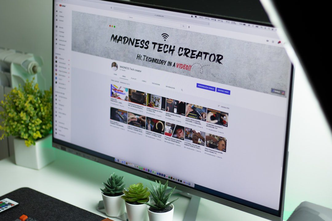 Google AI Mode cite ses propres résultats : 7 impacts concrets pour votre SEO en 2026 4 Professionnel identifiant des erreurs courantes de stratégie SEO sur son écran