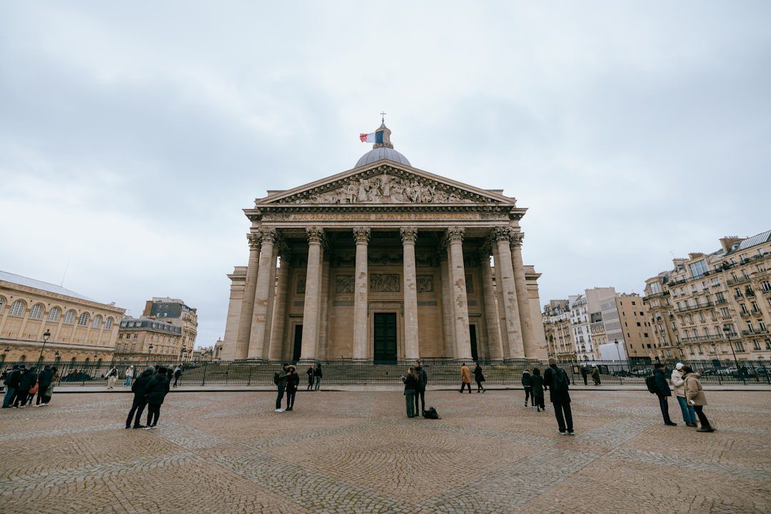 Mistral Small 4, NVIDIA et Leanstral : guide essentiel pour les entreprises en 2026 3 Dirigeant de PME française adoptant les outils d'intelligence artificielle pour sa transformation digitale