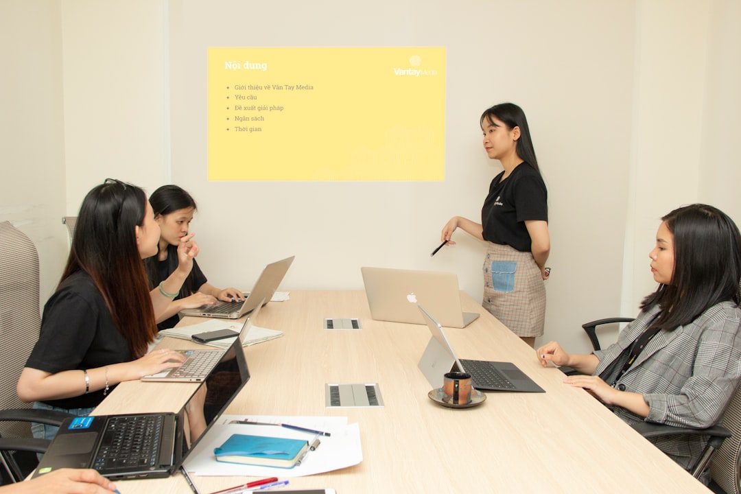 Équipe marketing analysant des données visuelles interactives sur écran lors d'une réunion stratégique