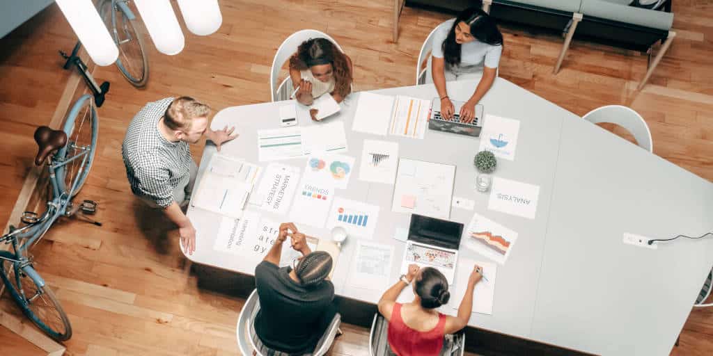 Équipe marketing en réunion pour définir une stratégie digitale adaptée aux jeunes audiences