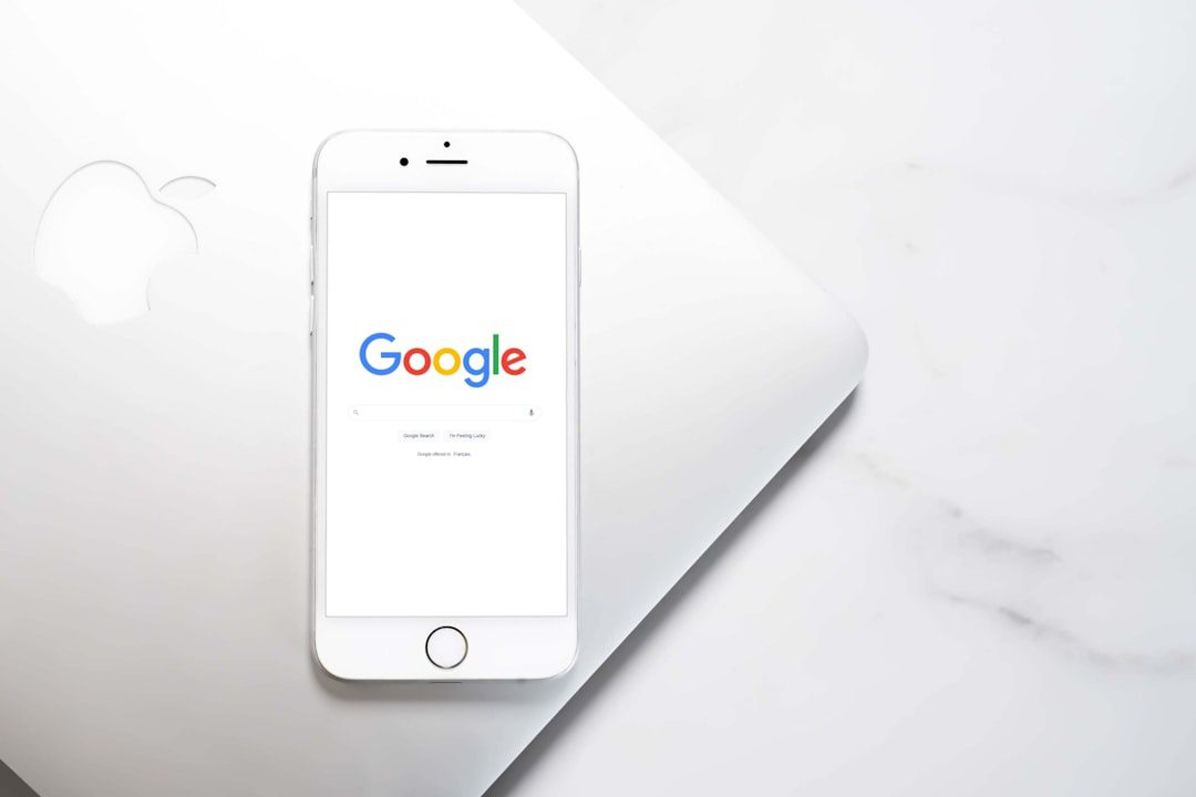 AI Overviews et SEO : pourquoi les contenus d'actualité résistent (et comment en profiter) 3 Écran de smartphone affichant le flux Google Discover avec des articles d'actualité personnalisés