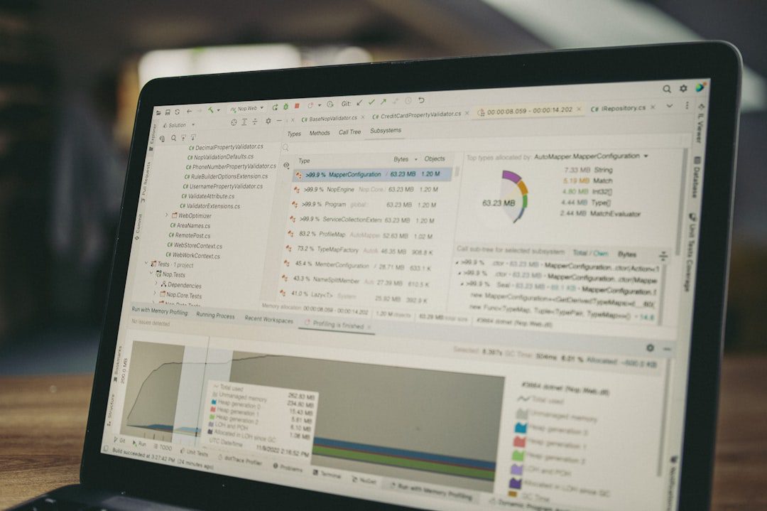 MAI-Image-2 de Microsoft : guide pratique pour les entreprises qui misent sur l'IA visuelle 3 Entrepreneur planifiant sa stratégie de contenu visuel sur un tableau de bord digital