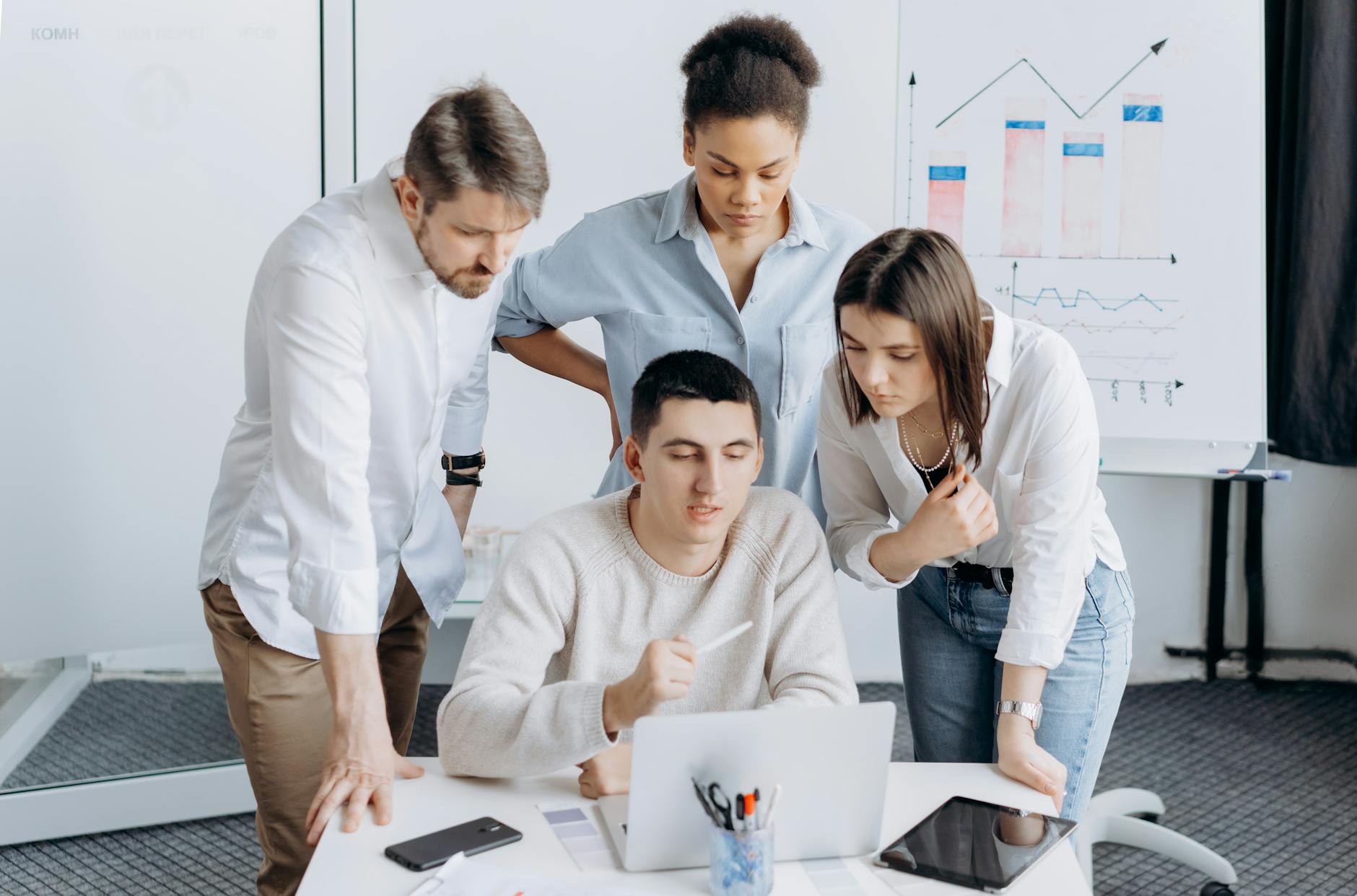 Équipe d'agence web élaborant une stratégie de content marketing pour la visibilité en ligne