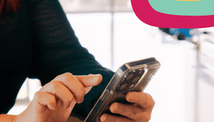 Consultant réalisant un audit des outils digitaux et de la stratégie marketing