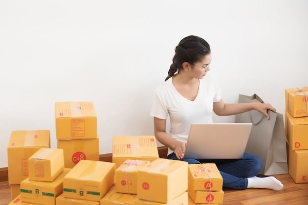 Dirigeant de TPE consultant les performances de son site web sur un écran d'ordinateur