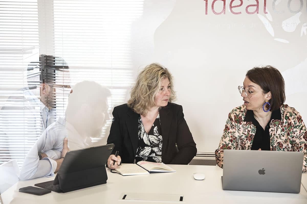 Équipe d'agence web en réunion stratégique autour d'un plan de marketing digital