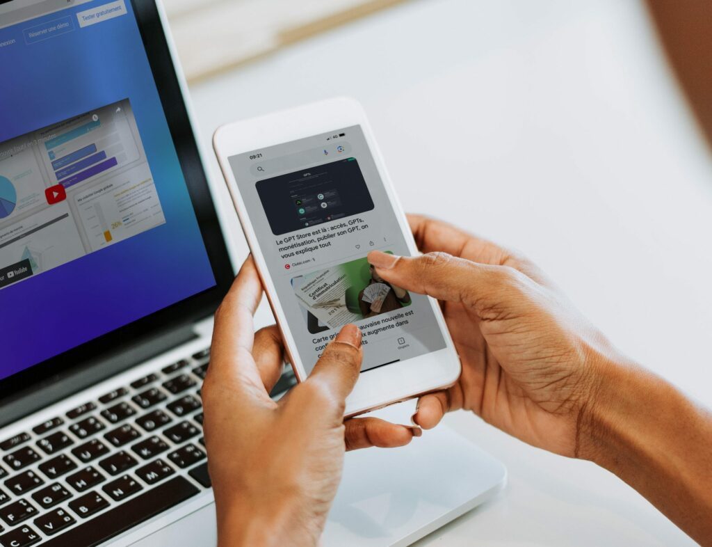 Comparaison de formats de titres éditoriaux pour Google Discover