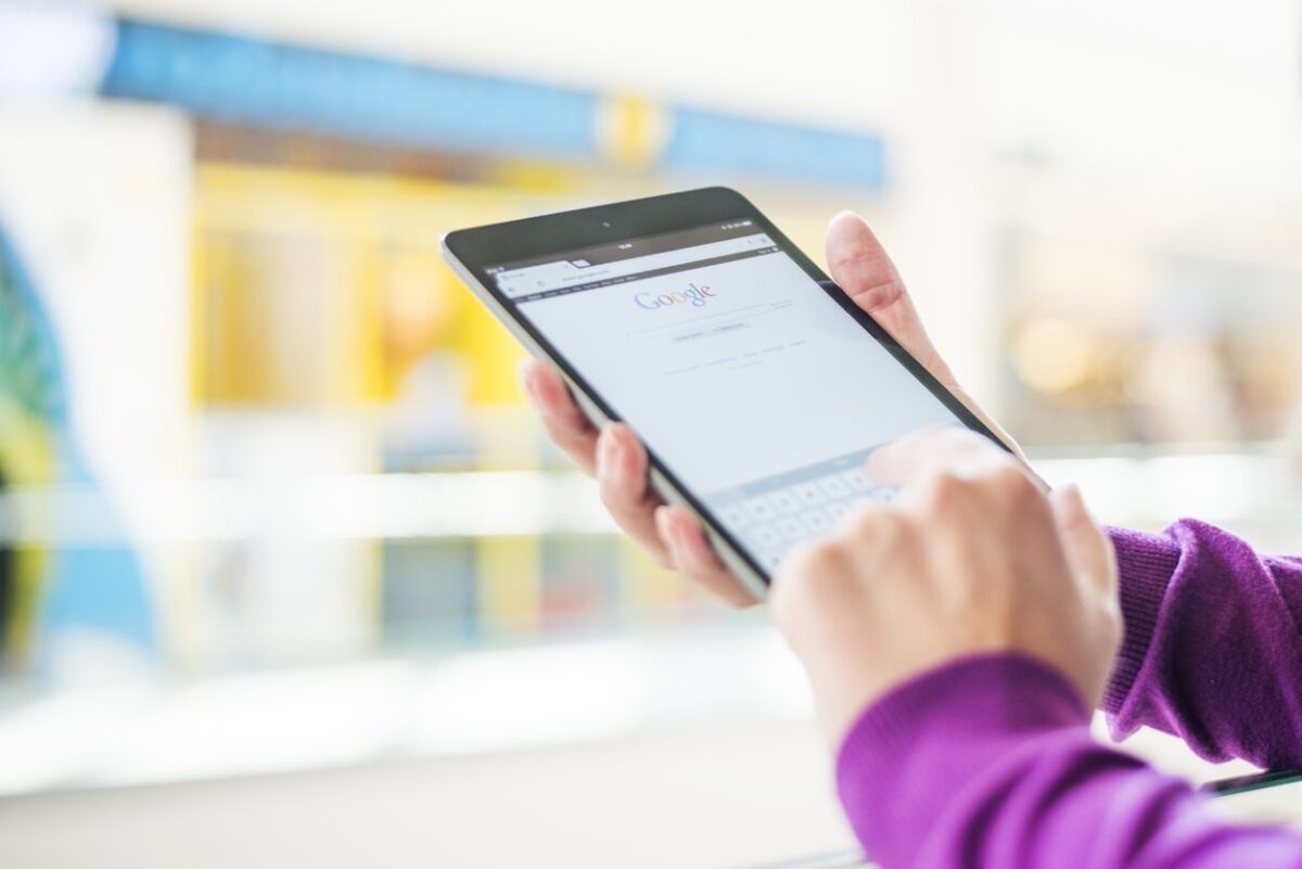 Utilisateur consultant le bloc À la une sur Google mobile