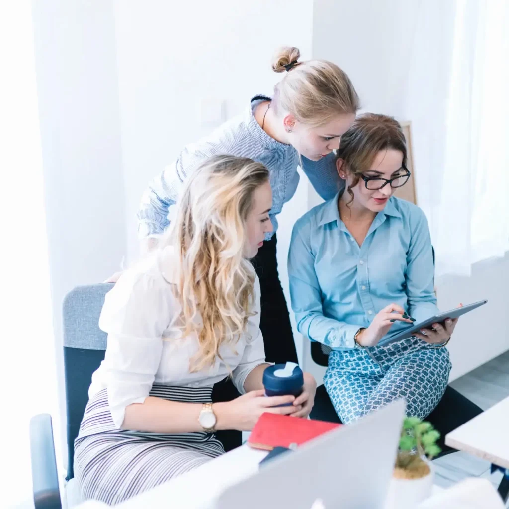 équipe d'agence web SEO en réunion de cadrage de projet digital