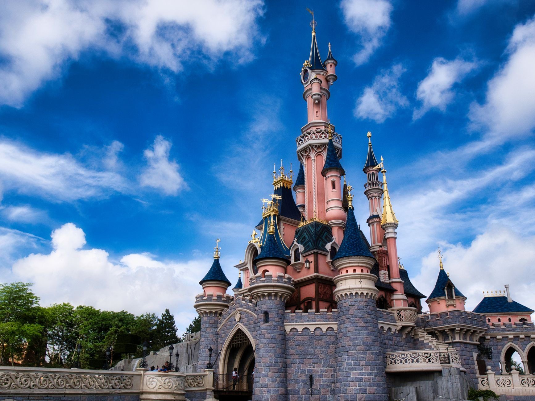 SEO & GEO Summit 2026 : ce que le déménagement à Disneyland Paris change pour les entreprises 2 Salle de conférence du SEO GEO Summit à Disneyland Paris avec intervenants sur scène