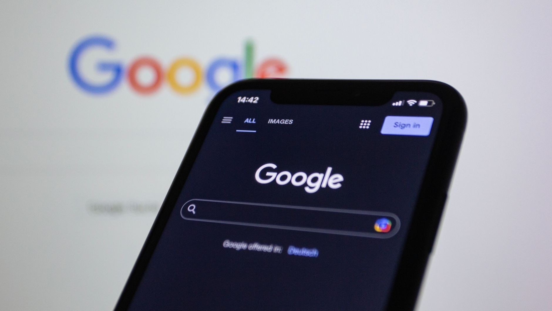 SEO & GEO Summit 2026 : ce que le déménagement à Disneyland Paris change pour les entreprises 1 Capture d'écran d'une réponse Google AI Overview affichée sur smartphone