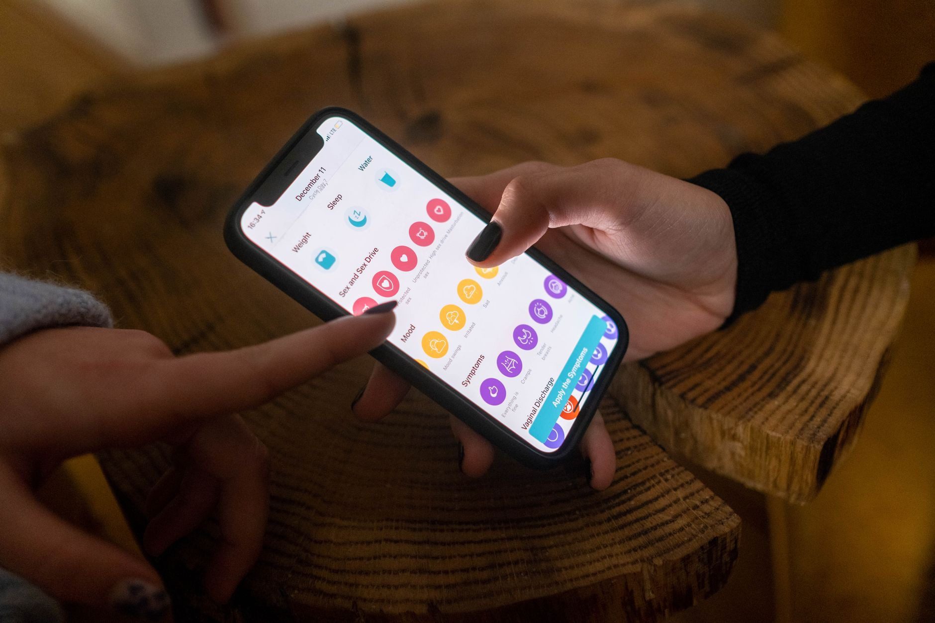 Interface de l'assistant Gemini sur smartphone affichant une réponse avec des liens sources marqués d'UTM