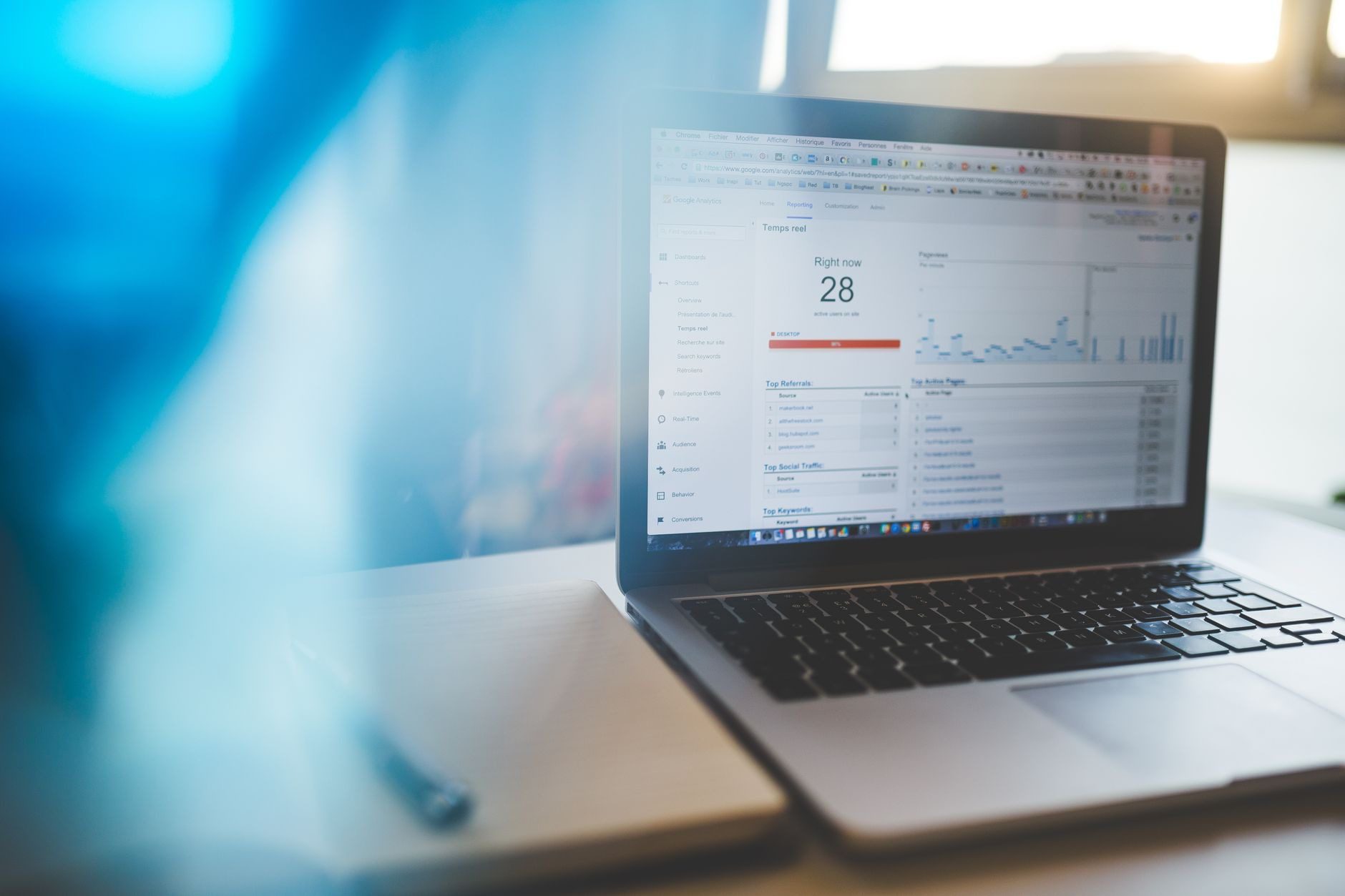 Capture d'écran du rapport Acquisition de trafic de Google Analytics 4 avec la répartition des sessions par canal